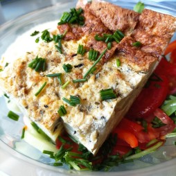 SALADE TORTILLA de POMME DE TERRE, CRUDITES, AIOLI