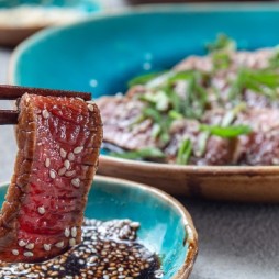 Poke Tataki de  Boeuf , Riz vinaigré, Chou, Carotte, Sauce Wasabi, Sésame