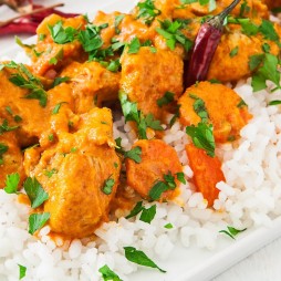 Poulet au Curry Doux , Epinard, Riz Basmati, Fruits Secs
