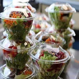 Salade Oeuf, Tomates cerise, Haricots Blancs, céréales et carottes râpées et poivrons
