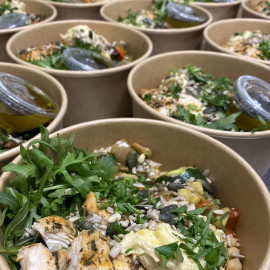 Poke de Poulet Cacahuetes, Riz, Courgettes, Carottes rapees, sauce sésame