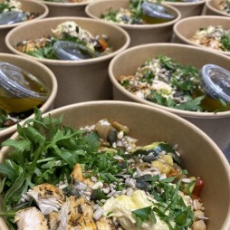 Poke de Poulet Cacahuetes, Riz, Courgettes, Carottes rapees, sauce sésame