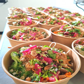 Poke Poulet Thai ( Carotte, Concombre, Nouille de riz), Arachide, Coriandre