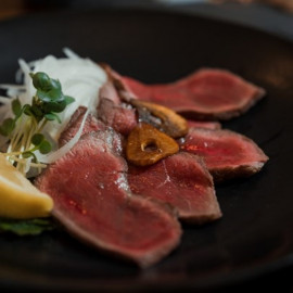 Poke de Bœuf, Sauce Tartare, Pâtes,  Crudités, Graines