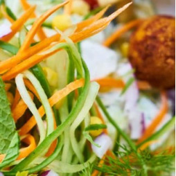 Poke Croquettes Thai (porc), Nouilles, Crudités, Cacahuètes