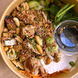 Poke Poulet Cacahuètes, Riz, Carotte, Courgette, Sauce Blanche, oignon frit, Sésame