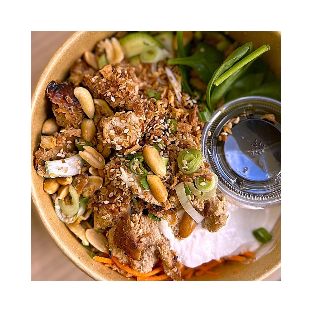 Poke Poulet Cacahuètes, Riz, Carotte, Courgette, Sauce Blanche, oignon frit, Sésame