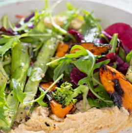 Salade de Poulet, Lentilles, Quinoa, Feta, Carottes &  Houmous