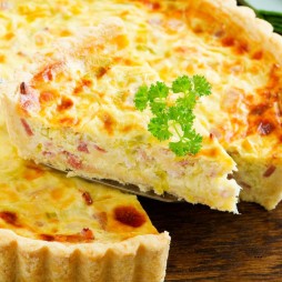 Tarte3 Fromages (Chèvre, Comté, Parmesan), salade composée (lentilles, Boulgour, crudités) (Végé)