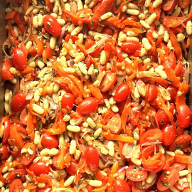Salade Oeuf, Tomates cerise, Haricots Blancs, céréales et carottes râpées et poivrons (vége)