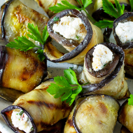Roulé d'Aubergine à la ricotta et pesto, roquette & haricots blancs tomates cerises et poivrons