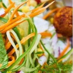 Poke Poulet mariné Thai, Nouilles de Riz aux legumes, cacahuetes