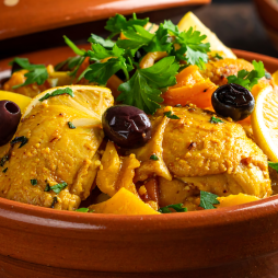 Tajine de Poulet au Citron Confit , Courgettes, Olives, Semoule, Persil