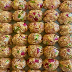 Boulettes Tofu Champignon, Sauce Korma, Riz Basmati et Noix de Cajou (végé)