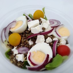 Salade de Lentilles, Feta, Boulghour, Carottes Râpées, Oeufs Durs, Graines  (vege)