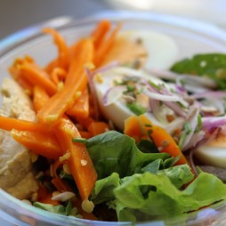 Salade Oeuf dur, Carotte au Gingembre, Patate douce , Lentille Corail, Houmous, Graines ( Végé)